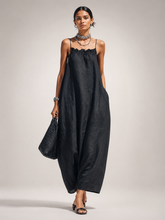Elfriede | Schlichtes Maxikleid mit Rüschenausschnitt und Spaghettiträgern