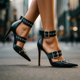 Konstanze | Spitze Stiletto-Pumps mit Schnallenriemen – Ansicht 01