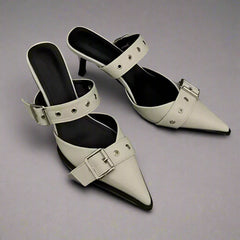 Adelheid | Spitze Pumps mit Schnallenriemen – Ansicht 01