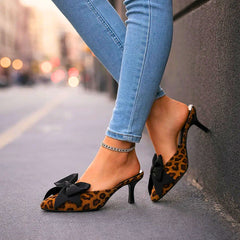 Cordula | Mule-Stiletto mit Leopardmuster & Schleife – Ansicht 01