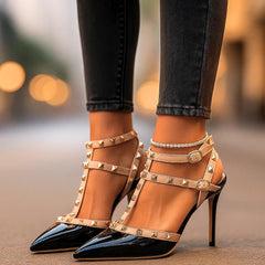 Irmgard | Spitze Stiletto-Pumps mit Nietenriemchen – Ansicht 03