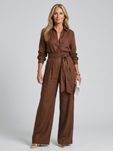 Ulrike | Langärmliger Jumpsuit mit Knopfleiste und Bindegürtel – Braun – Ansicht 01