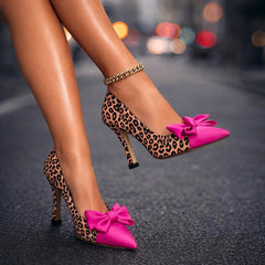 Wiltrud | Stiletto-Pumps mit Leopardmuster und Schleife – Ansicht 01