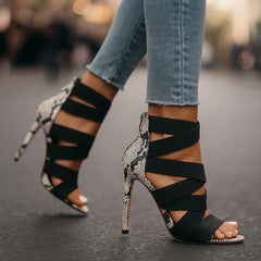Theodora | Pointy-Pumps mit Strassdetail – Ansicht 03
