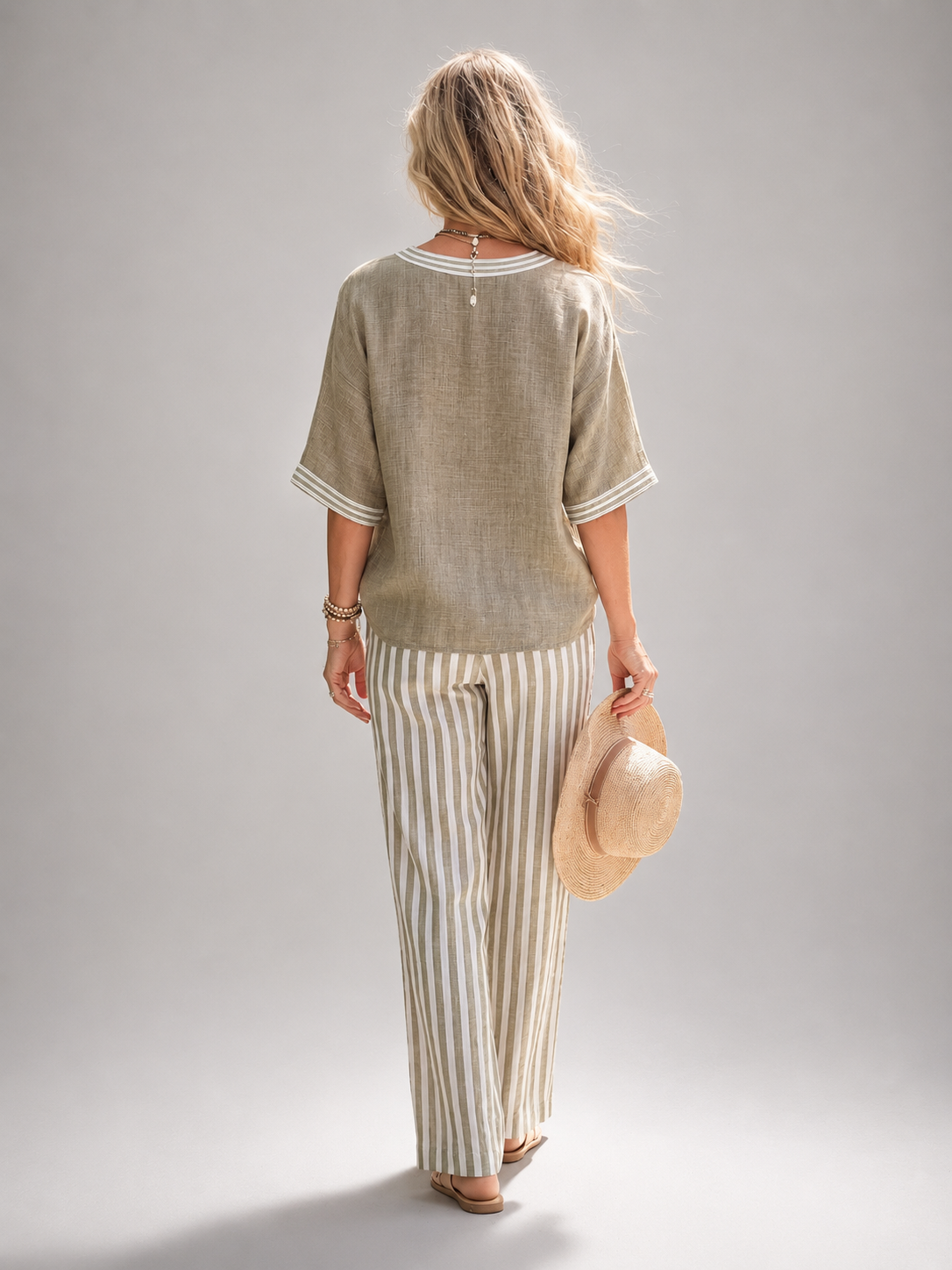 Elara | Two-piece set with contrasting details and V-neck
