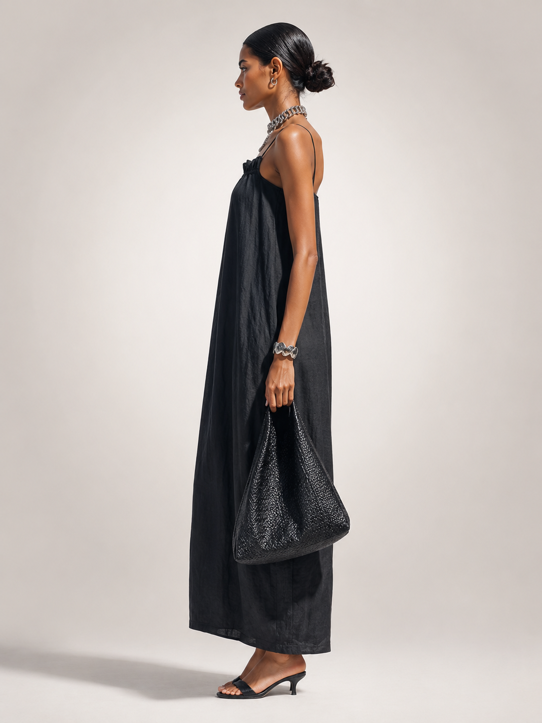 Elfriede | Schlichtes Maxikleid mit Rüschenausschnitt und Spaghettiträgern