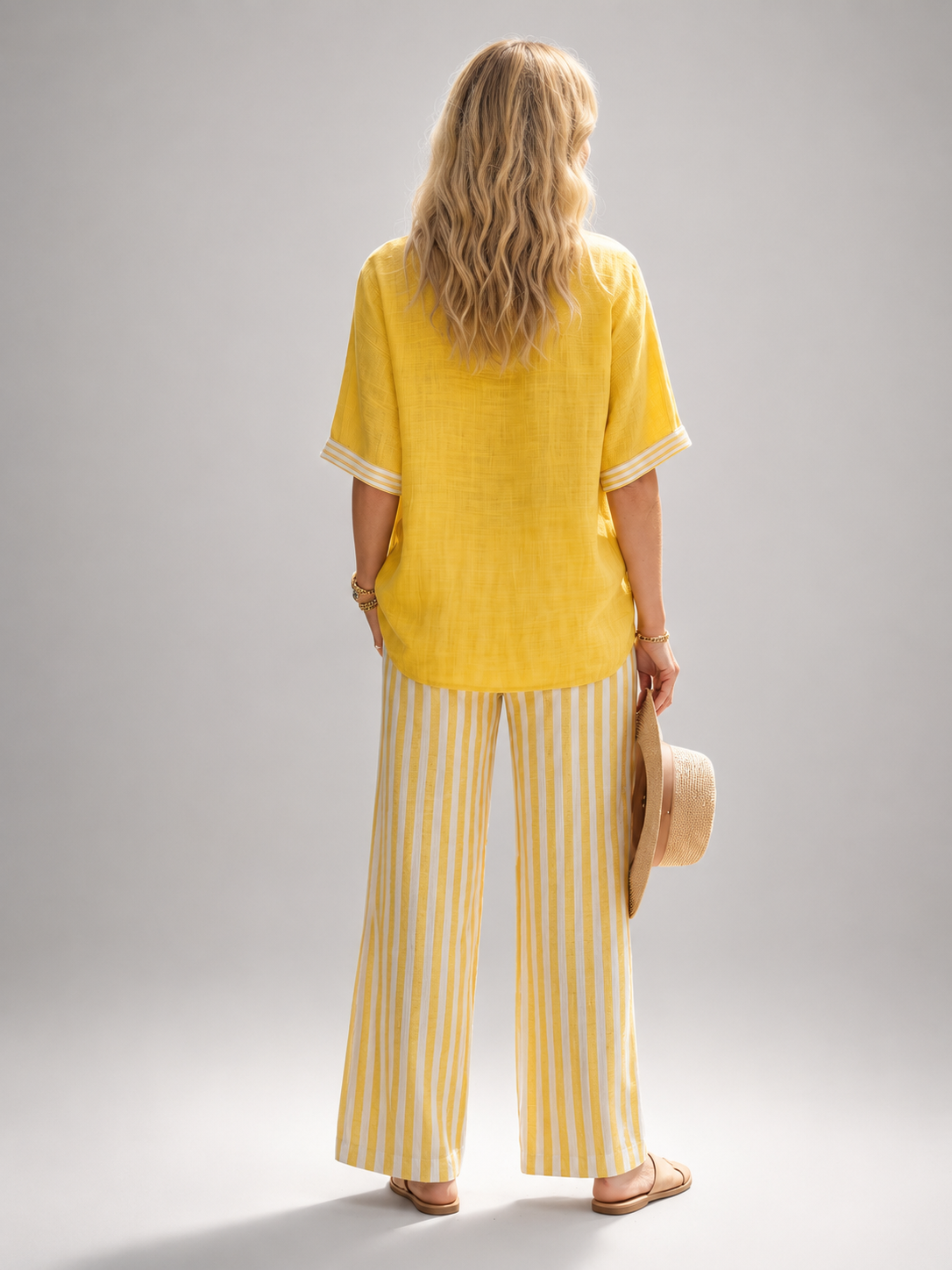 Elara | Two-piece set with contrasting details and V-neck