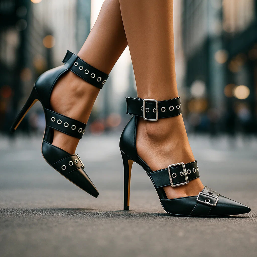 Konstanze | Spitze Stiletto-Pumps mit Schnallenriemen – Ansicht 01