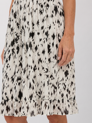 Carlotta-Aermelloses-Kleid-mit-Print-01