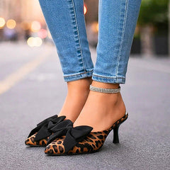 Cordula | Mule-Stiletto mit Leopardmuster & Schleife – Ansicht 01