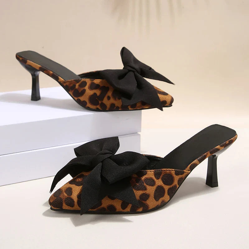 Cordula | Mule-Stiletto mit Leopardmuster & Schleife – Ansicht 01