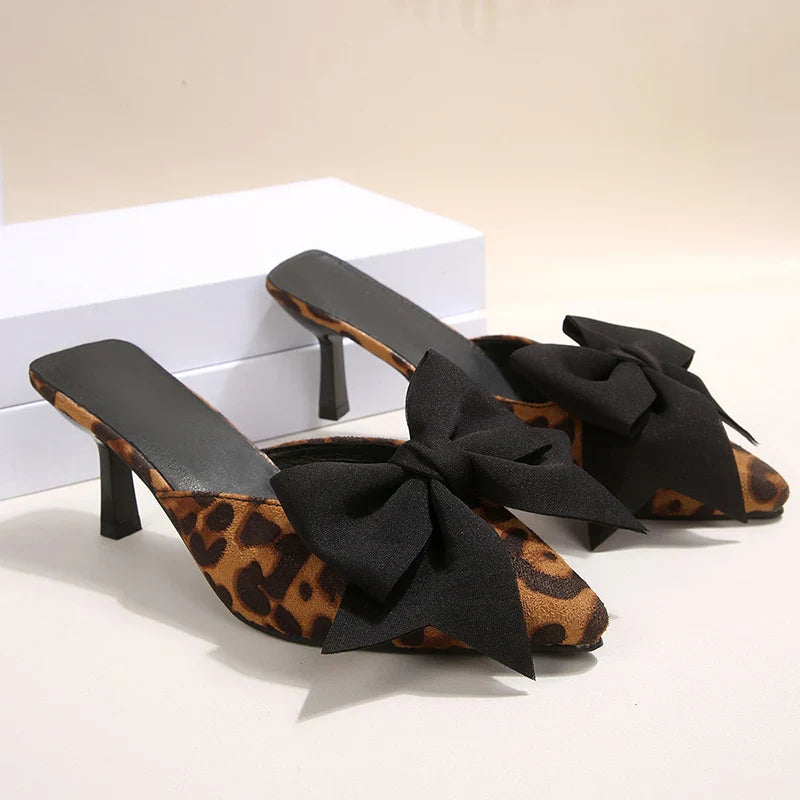 Cordula | Mule-Stiletto mit Leopardmuster & Schleife – Ansicht 01