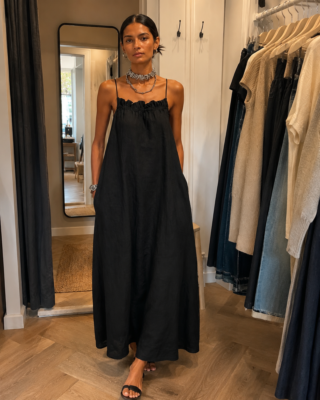 Elfriede | Schlichtes Maxikleid mit Rüschenausschnitt und Spaghettiträgern