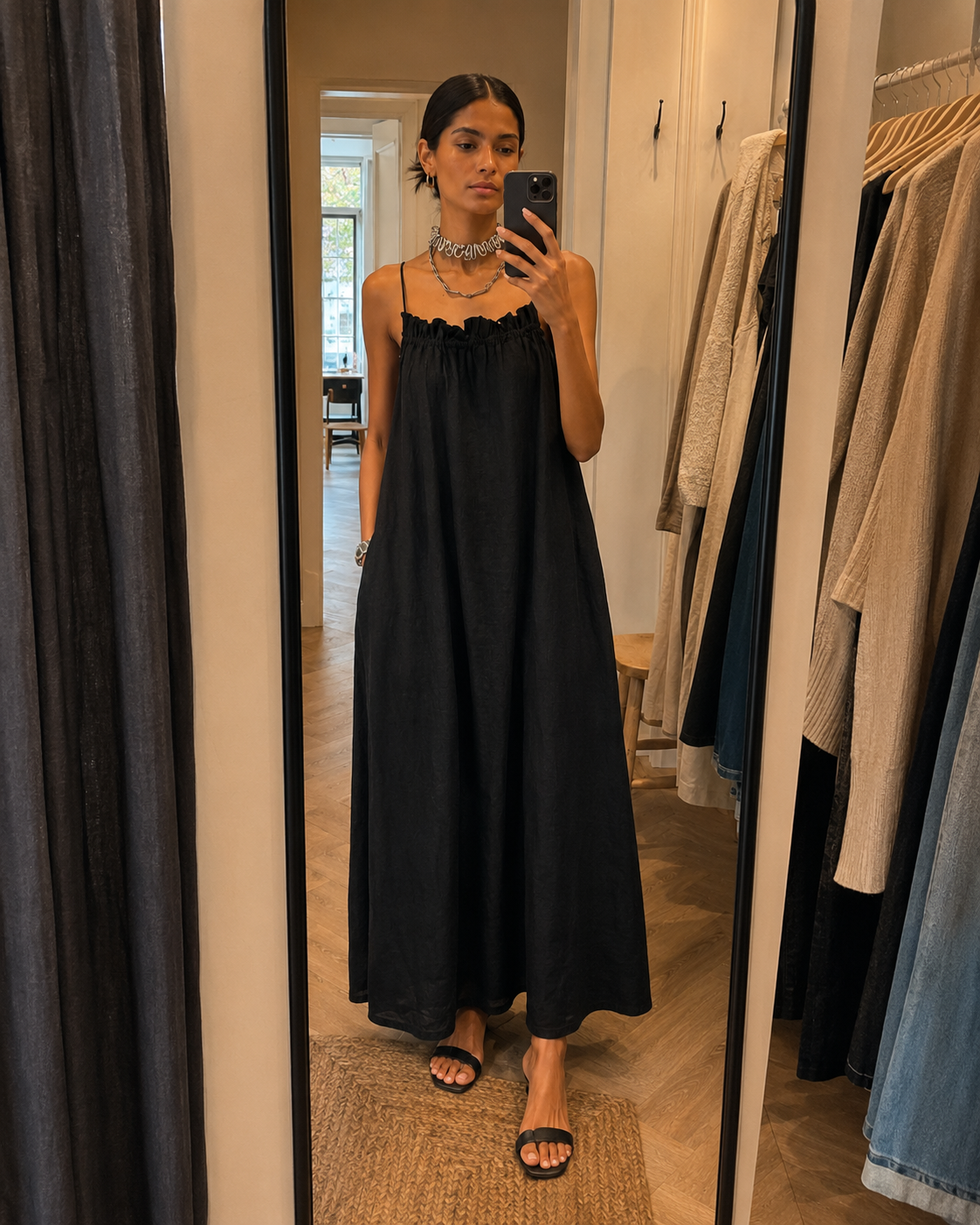 Elfriede | Schlichtes Maxikleid mit Rüschenausschnitt und Spaghettiträgern