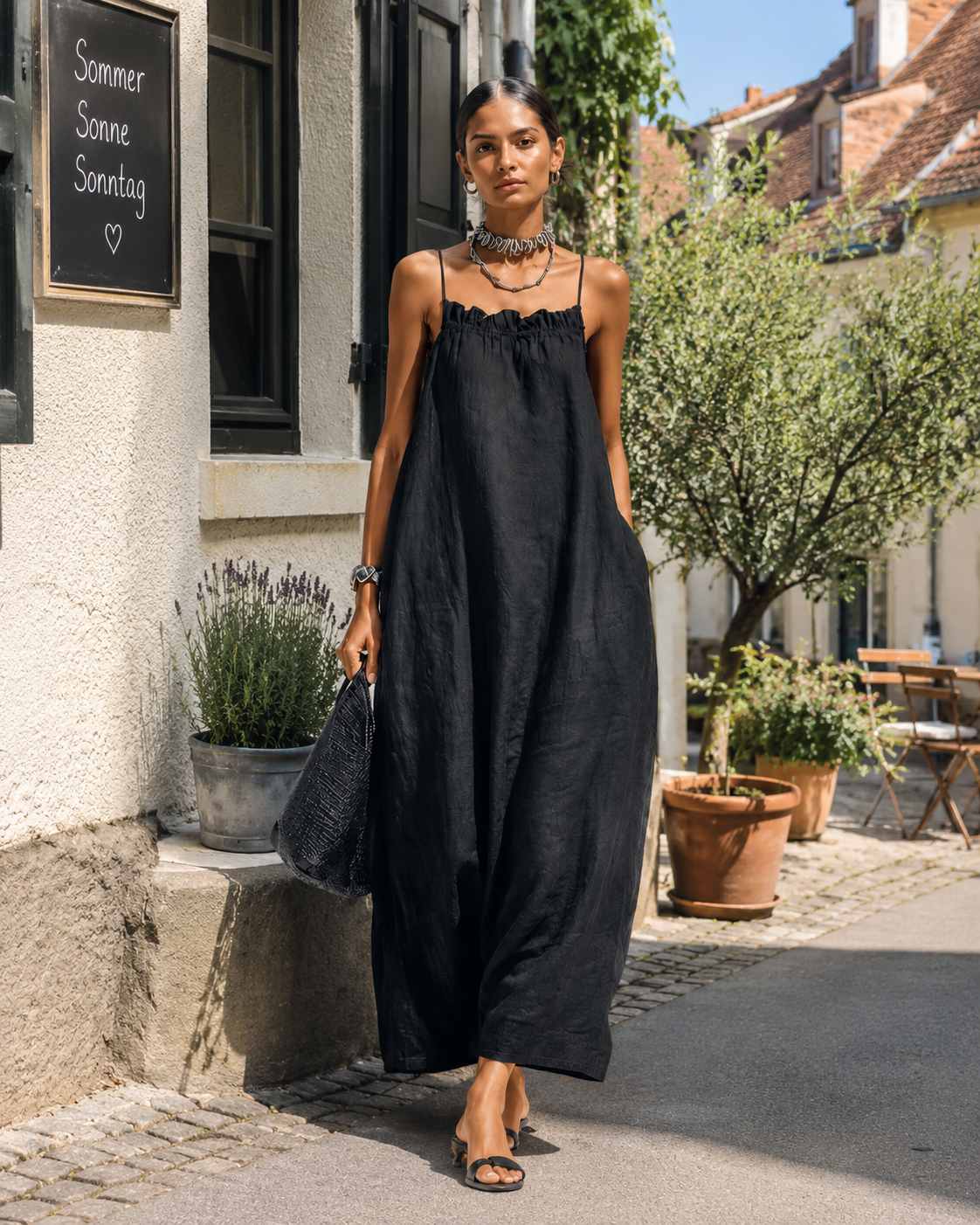 Elfriede | Schlichtes Maxikleid mit Rüschenausschnitt und Spaghettiträgern