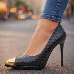 Hildegard | Spitze Stiletto-Pumps mit Goldmetallspitze – Ansicht 02