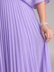 Ingrid | Plissee-Abendkleid mit V-Ausschnitt und langen Ärmeln – Ansicht 01