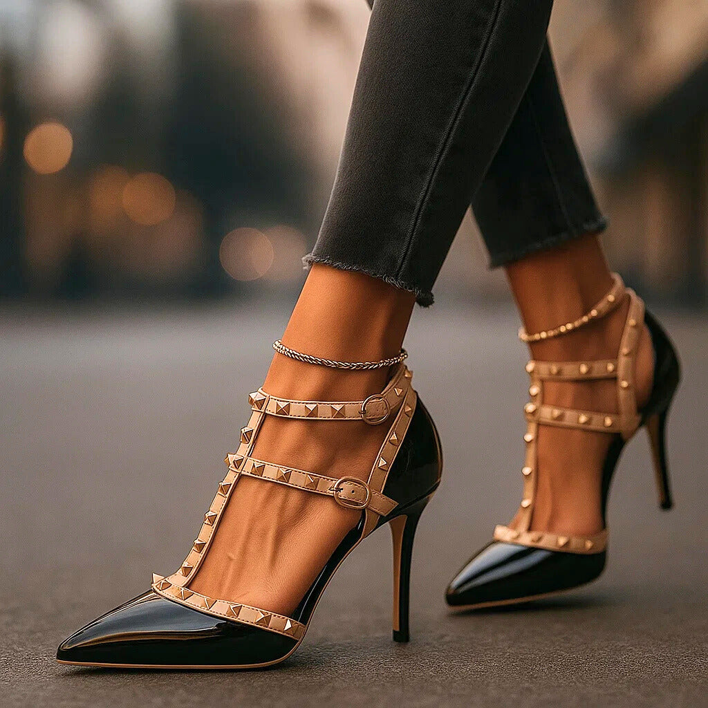 Irmgard | Spitze Stiletto-Pumps mit Nietenriemchen – Ansicht 03