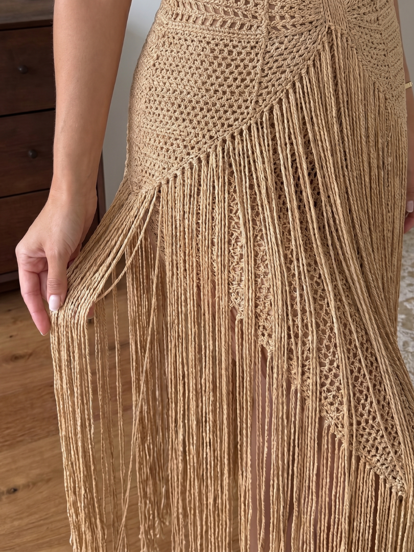 Marisa | Häkel-Maxikleid mit Neckholder und Fransendetail – Ansicht 01