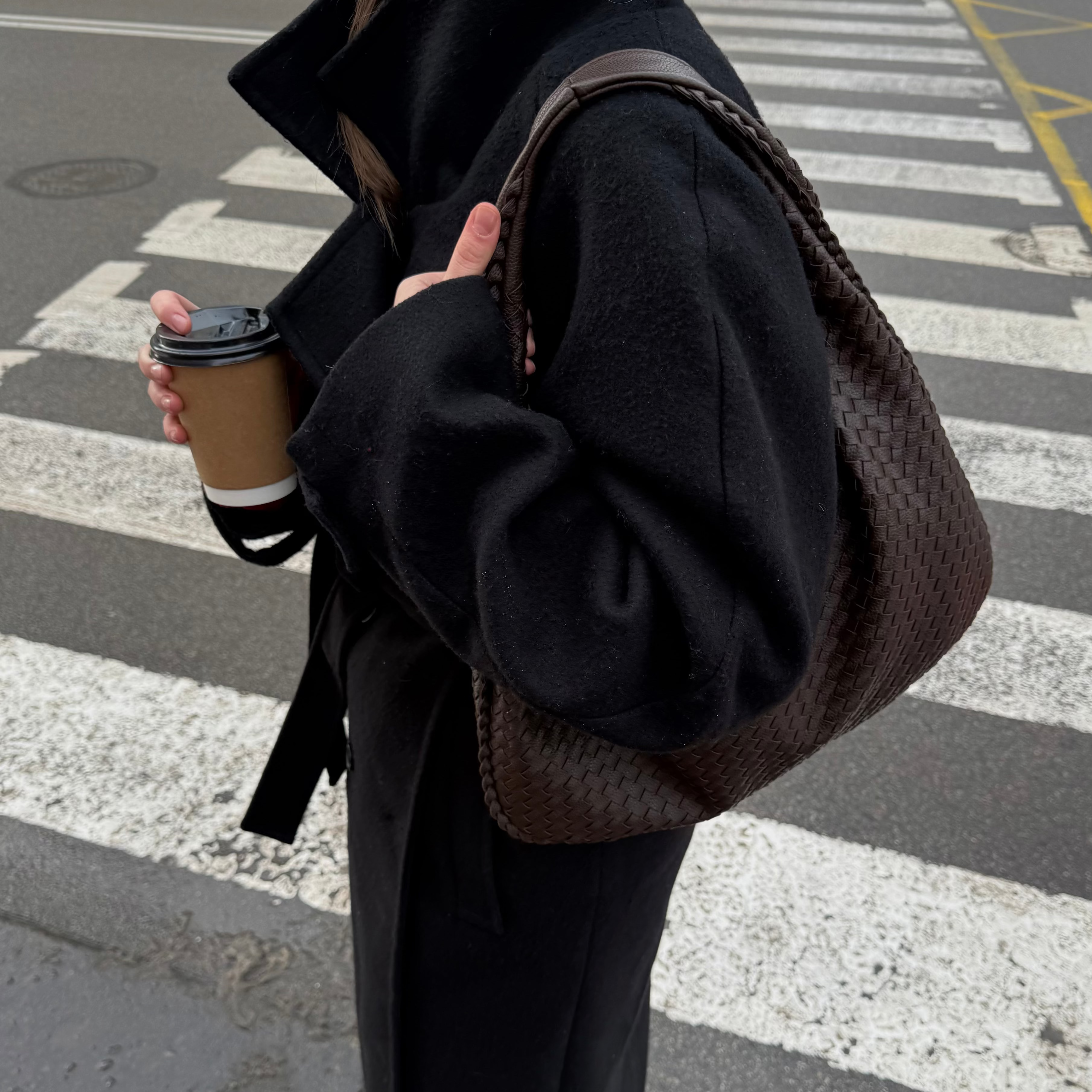 Romy | Geflochtene Oversize-Schultertasche
