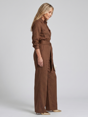 Ulrike | Langärmliger Jumpsuit mit Knopfleiste und Bindegürtel – Braun – Ansicht 01