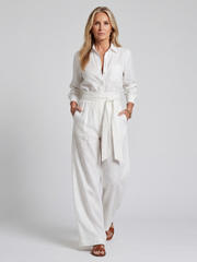 Ulrike | Langärmliger Jumpsuit mit Knopfleiste und Bindegürtel – Braun – Ansicht 01