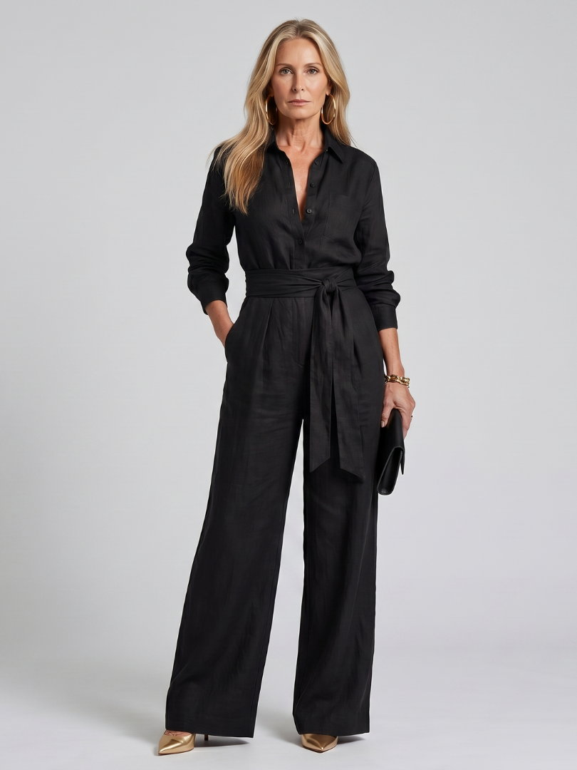 Ulrike | Langärmliger Jumpsuit mit Knopfleiste und Bindegürtel – Braun – Ansicht 01
