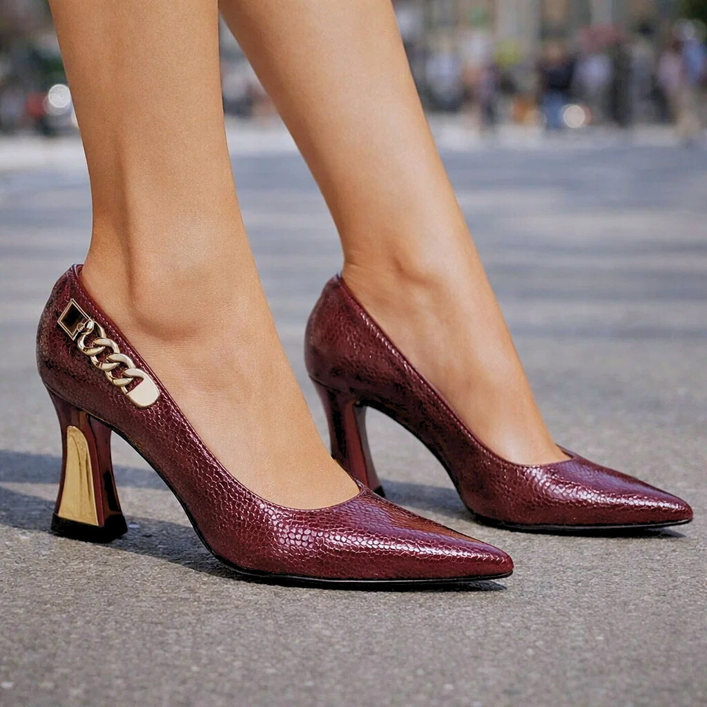 Wilhelmine | Stiletto-Pumps mit Schlangenoptik & Golddetail – Ansicht 01