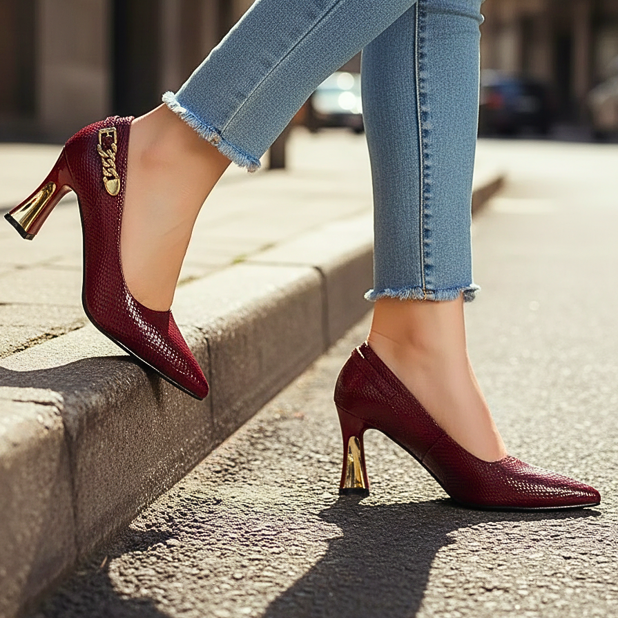 Wilhelmine | Stiletto-Pumps mit Schlangenoptik & Golddetail – Ansicht 01
