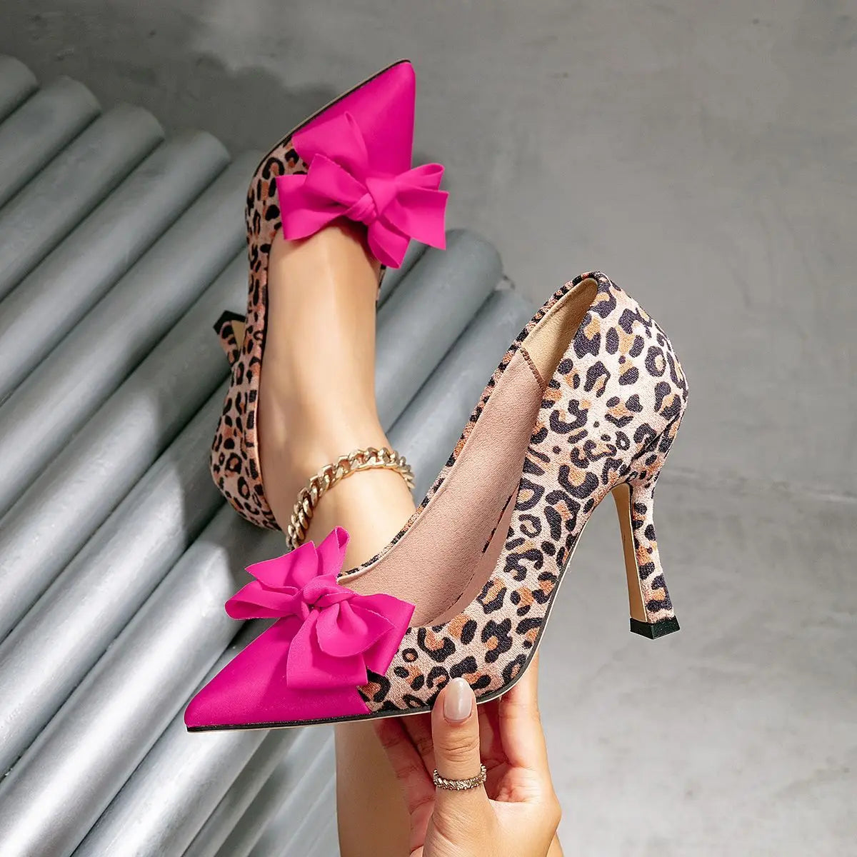 Wiltrud | Stiletto-Pumps mit Leopardmuster und Schleife – Ansicht 01